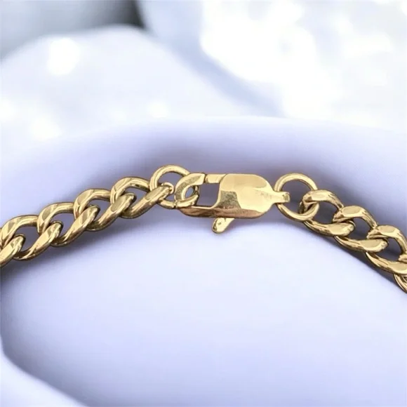 Cuban link Stainless Steel 8 inches long and 5mm width bracelet - Silver - Picture 6 of 6